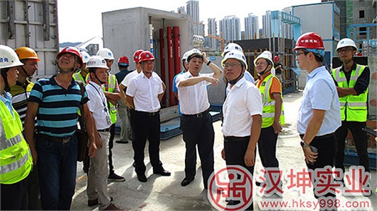 长沙市人大常委会副主任罗衡宁视察工地  体验汉坤vr安全体验馆
