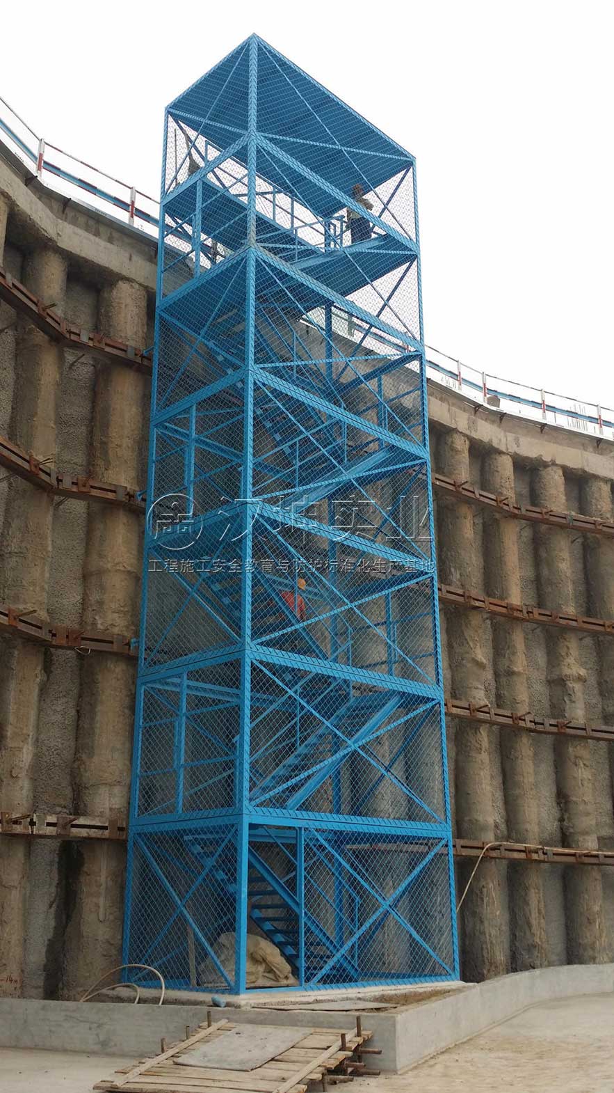 厢式安全爬梯 建筑施工安全爬梯 - 湖南汉坤实业有限公司