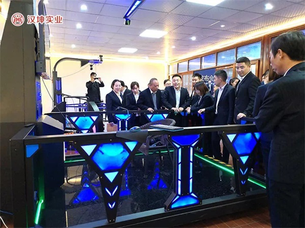 来宾现场参观VR硬件新品